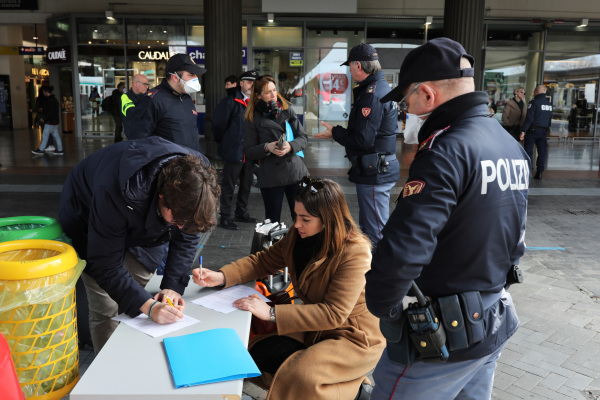 2020年3月9日，意大利警察在威尼斯圣卢西亚火车站做防疫检查，以确保行人没有违反检疫规定。