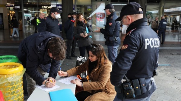 2020年3月9日，意大利警察在威尼斯圣卢西亚火车站做防疫检查，以确保行人没有违反检疫规定