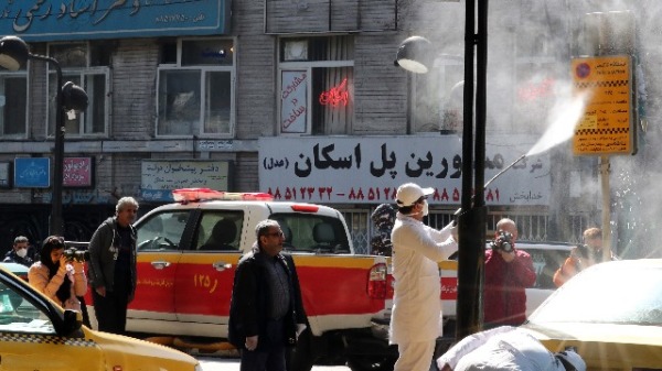 2020年3月5日，伊朗首都德黑兰的防疫人员在一条街道上消毒