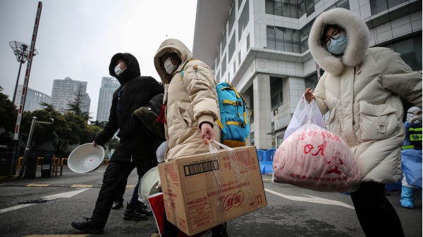 中共肺炎患者于2020年3月9日离开武汉市的一家临时医院。