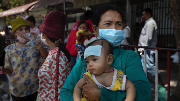 2020年2月12日，柬埔寨兒童在柬埔寨金邊的Kantha Bopha兒童醫院外等待醫療護理