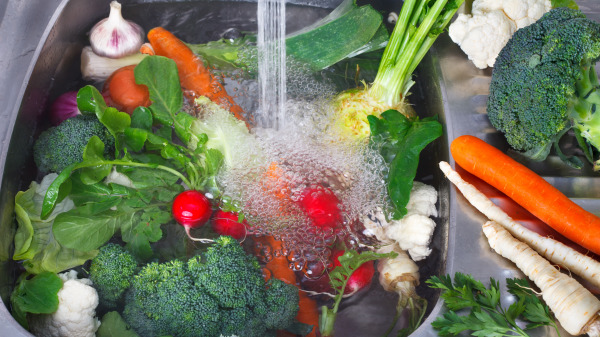 清洗蔬菜的时候加入盐水进行浸泡，很快小虫子与菜叶分开。