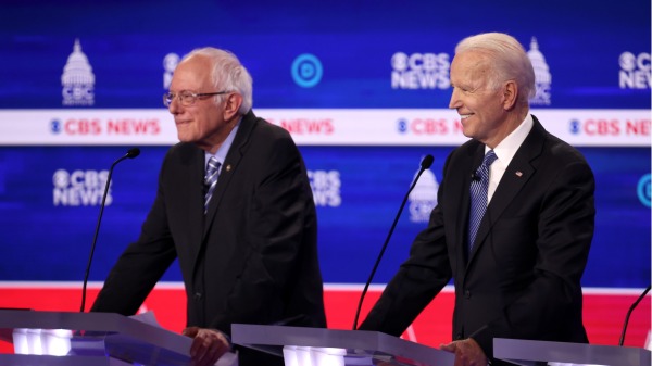 2020年2月25日，民主黨總統候選人桑德斯（左）和拜登（右）在民主黨總統初選辯論中發言。（圖片來源：Win McNamee/Getty Images）