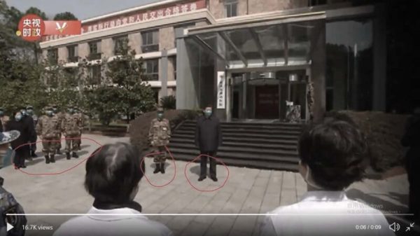 中共央視節目中，習近平在所謂「武漢火神山醫院大樓」前的合影。