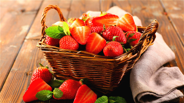 草莓、西紅柿、山楂、木瓜等水果富含維生素C。