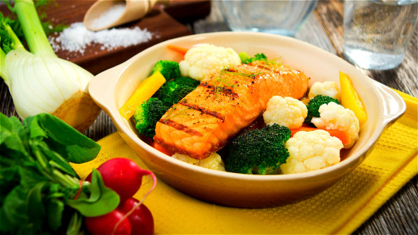 魚肉（特別是含omega－3脂肪酸的深海魚，如鮭魚、鮪魚、鯖魚等）是優質的動物性蛋白質。