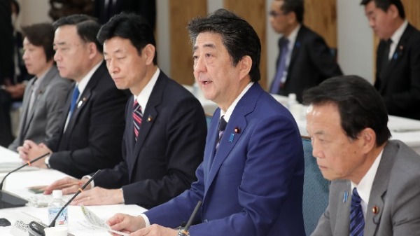 2020年3月10日，日本首相安倍晋三在东京办公室举行的经济和财政政策委员会会议上发表讲话。