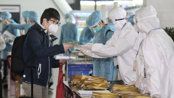 香港的武漢肺炎第三波疫情持續，確診數字急速攀升。香港民意研究所的民調顯示，有64%受訪者認同近期疫情爆發，主因就是港府入境檢疫政策失誤。資料照。