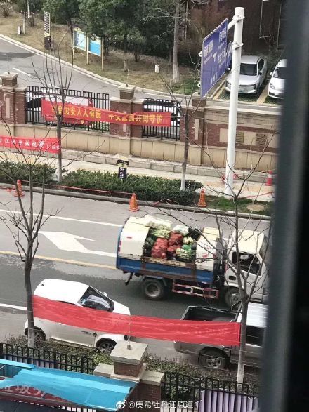 ​​​​​​​震惊：武汉使用垃圾车为市民运送食物