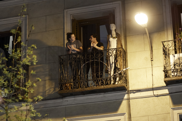 2020年3月14日，西班牙全国封城，马德里的居民在自己阳台上交谈。
