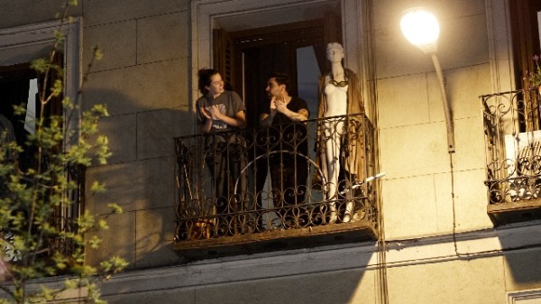 2020年3月14日，西班牙全国封城，马德里的居民在自己阳台上交谈
