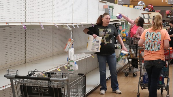 馬里蘭州敦科爾克（Dunkirk）一家超市內日常用品被搶購一空。（圖片來源：Mark Wilson/Getty Images）