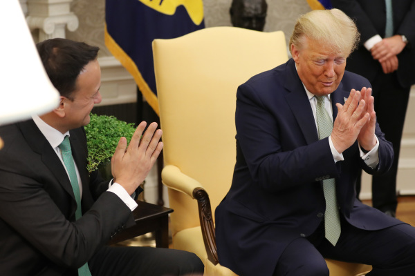 2020年3月12日，川普總統與愛爾蘭總理瓦拉德卡會晤時，做雙手合十。