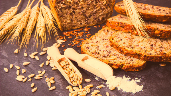 以全麥麵包代替白麵包，以全榖類及全麥類代替精緻的五榖根莖類。