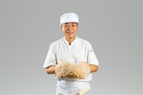 和麵團打了三十多年的交道，朱博鏞成為了獨當一面的麵點師傅。（圖片來源：朱博鏞）