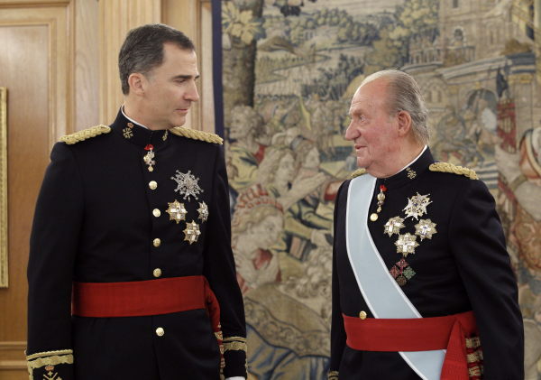 2014年11月9日，西班牙国王菲利佩六世与父亲胡安·卡洛斯在国王权利交接仪式上。