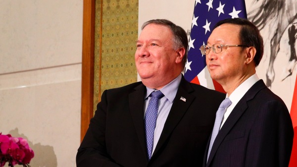 美国国务卿迈克・蓬佩奥（L）与中国国务委员杨洁箎于2018年10月8日在北京钓鱼台国宾馆合影留念。