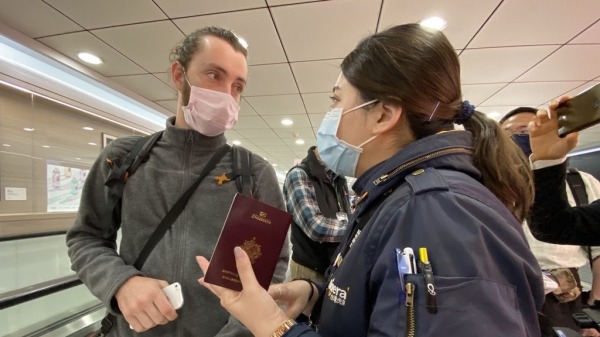 受到疫情管制外國旅客入境影響，一位從新加坡來台灣的外籍旅客清晨抵台後憂慮表示，不想重返新加坡，對於滯留桃機感覺憂心。