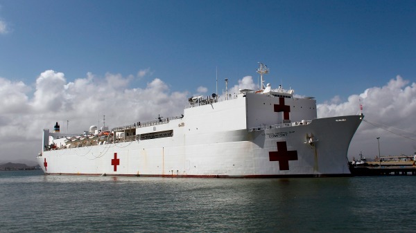 美國軍隊將採用兩艘醫院船抗擊中共肺炎疫情，以協助地方醫院騰出醫務人員和病床。圖為美國海軍「安慰號」醫院船（USNS Comfort）。（圖片來源：RICARDO ARDUENGO/AFP/Getty Images）