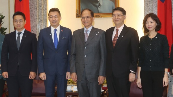 立法院長游錫堃19日接見新加坡駐台北商務辦事處代表葉偉傑一行，立院秘書長林志嘉、顧問洪慈庸等人出席與會。