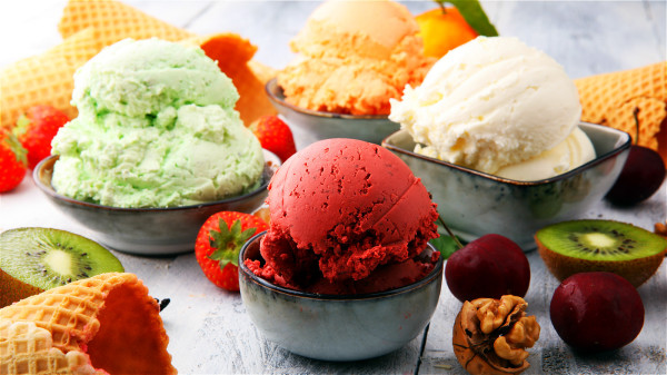 过冷的食物，如冰淇淋、冰镇饮料等，恐引起胆囊区的隐痛或绞痛。