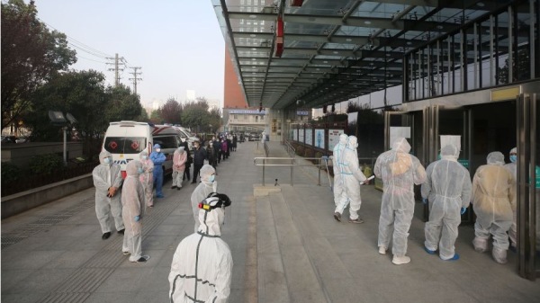 2020年3月14日,从中共病毒中恢复的患者排队在武汉市的家医院再次接受检查。