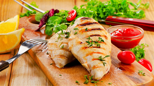 雞胸肉才是整隻雞中熱量和脂肪含量最低的部位。