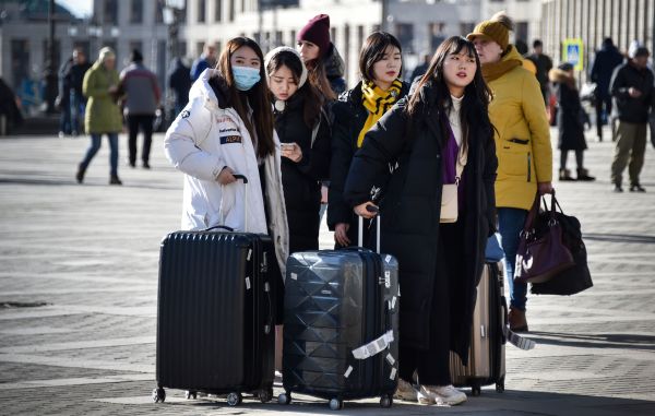 2020年2月25日，幾名中國女子站在莫斯科列寧格勒火車站前。