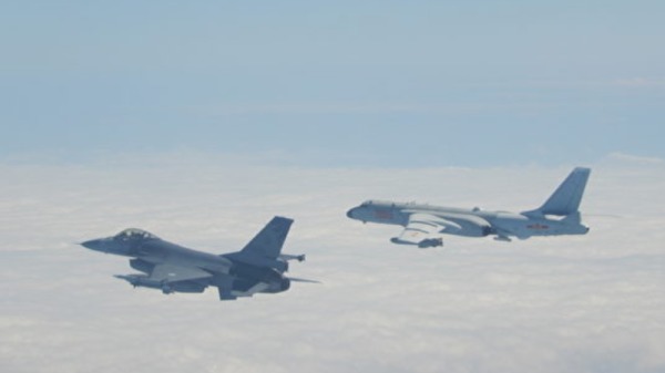 2020年2月9日，中共军机于越过台海中线，台湾国军F-16战机（左）紧急监控伴飞。