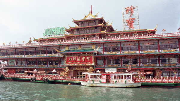 香港著名旅游地标珍宝海鲜舫宣布于3月3日起暂停营业，直至另行通知。（图片来源：Maksym Kozlenko/Wikipedia/CC BY-SA 3.0）