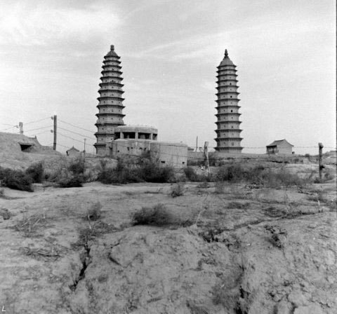 1945年，阎锡山返回太原绥靖公署次日，已经开始部署工事构筑工作，构建钢筋水泥碉堡3700余座。图为1948年，太原双塔的国军碉堡。