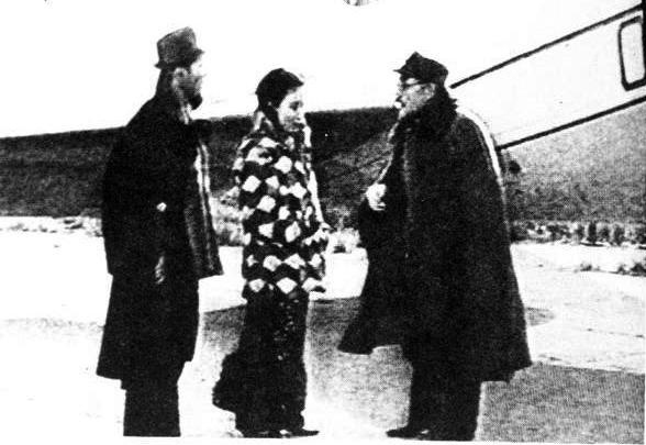 1949年，阎锡山（右）因公被召离开太原前，梁化之（左）、阎慧卿（中）到机场送别。