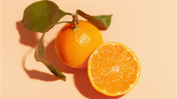 多吃富含維生素C的食物，如柑橘類水果，能幫助肝臟解毒及代謝。