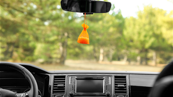 在车内放置芳香剂，可能释出甲醛等有毒物质。