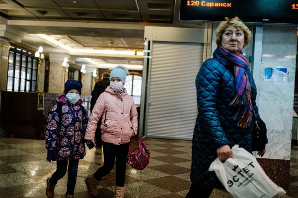 2020年3月20日，莫斯科的喀山斯基火車站，2個女孩戴著防護口罩。