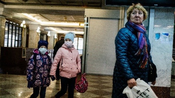 2020年3月20日，莫斯科的喀山斯基火車站，2個女孩戴著防護口罩