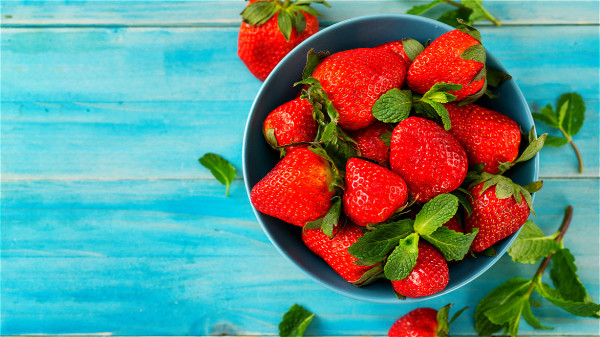 草莓具有养肝明目的功效，还能帮助消化，强固肝脏清洁肠胃。