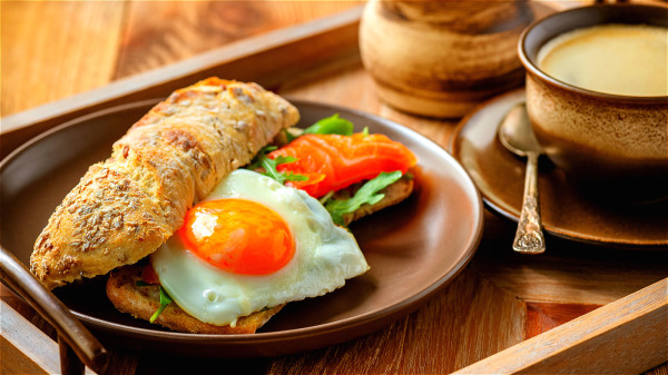 鸡蛋里含有大量的卵磷脂及优质蛋白质，能够帮助肝细胞修复及再生。