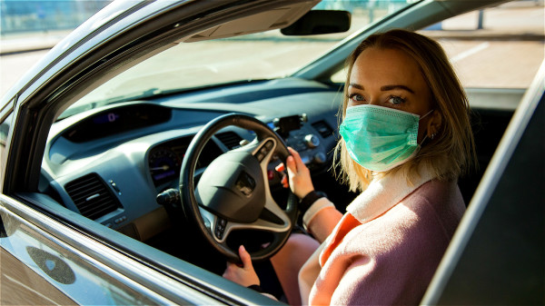 中共肺炎肆虐，車子是密閉空間，在密閉空間的傳染風險也較高。