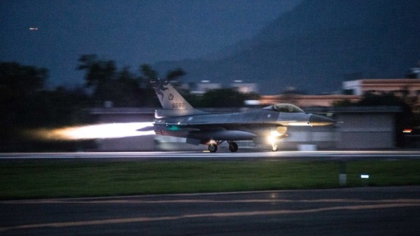 國軍啟動了「聯合防空作戰訓練」，模擬敵人攻擊台灣的重要陣地，藉此檢視、強化國軍重要目標防護能力。圖為F-16戰機緊急起飛參與聯翔操演。