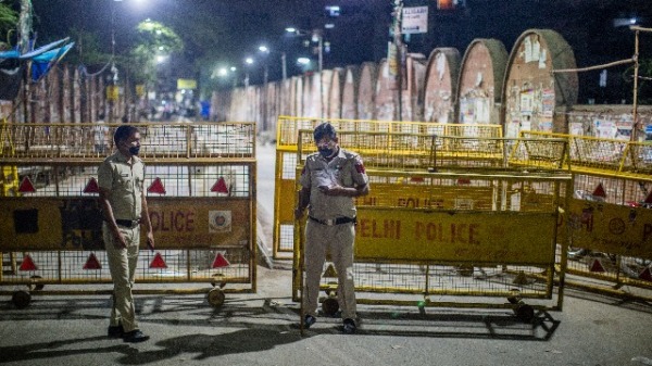 2020年3月24日，印度下達全國封鎖令後，警察在空無一人的商業區附近執勤