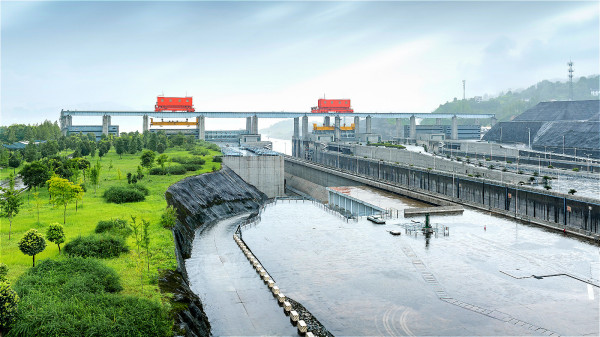黄万里三次给中共中央总书记写信指出：长江三峡高坝是根本不可修的。