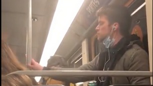 10日，比利時地鐵驚見一名酒醉男子把口水塗抹在把上