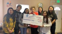 疫情笼罩下美国社区展现爱心团结互助(图)