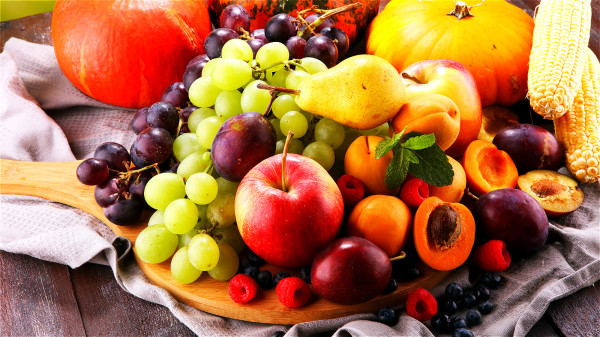多吃葡萄、蘋果、西紅柿等食物有助於抗衰老。