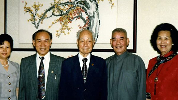 何志浩（左三）參加文藝活動留影。