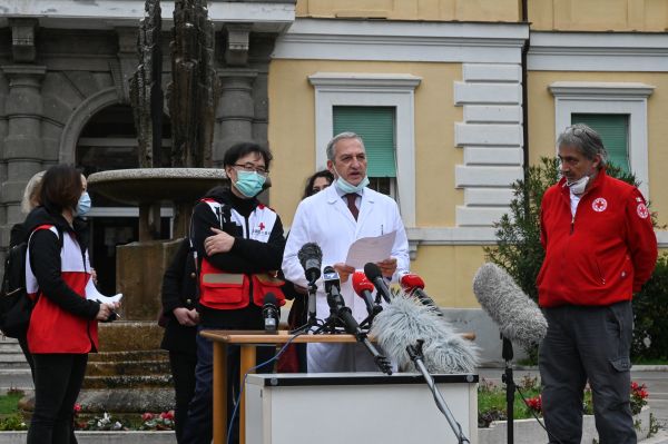 2020年3月14日，意大利Spallanzani医院传染病医学总监Francesco Vaglia在新闻发布会上讲话，站在他的身旁的是中国医疗人员。