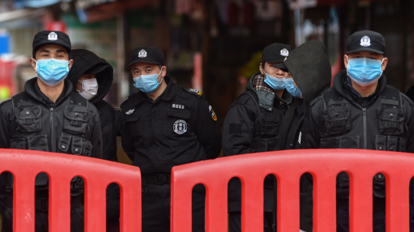 1月24日，在武汉街头的几名警察。
