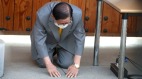 新天地教会教主下跪谢罪请求大众原谅(图)