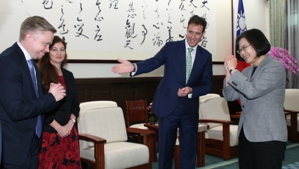 总统蔡英文3日在总统府，接见了澳洲驻台代表高 戈锐（Gary Cowan）（右2），以及副代表暨商务处长莫博仁（Brent Moore）（左）等人